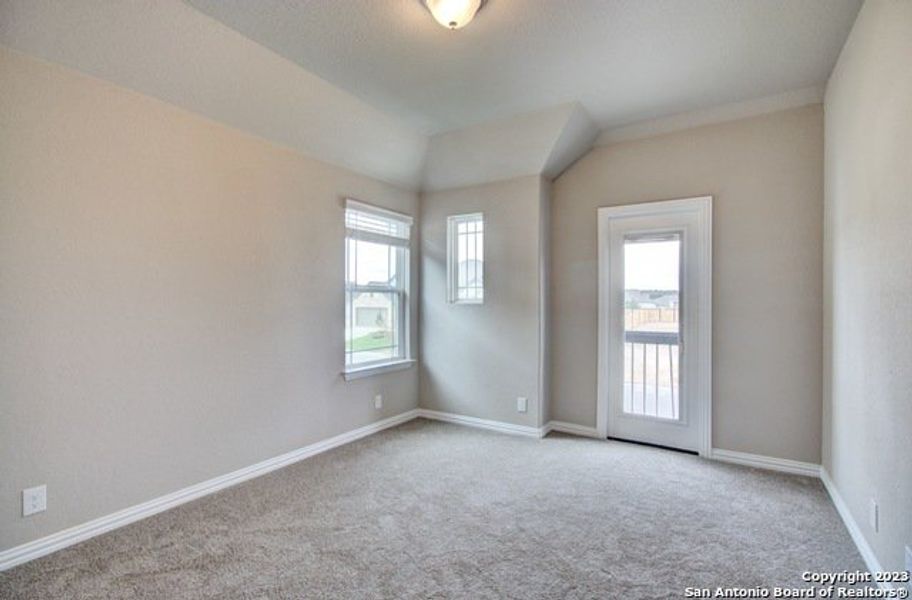 Spacious, unfurnished interior of a new home in Stream Waters, Seguin (Image 16).