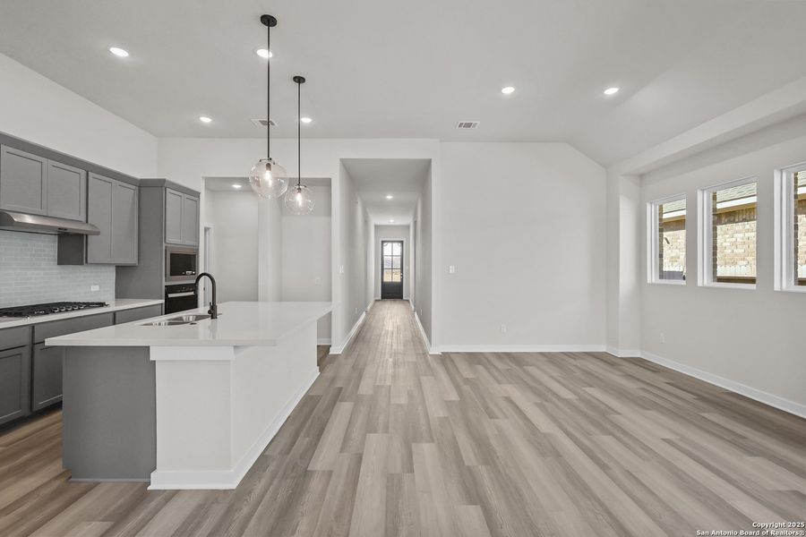 Spacious, unfurnished interior of a new home in Stillwater Ranch 45', San Antonio (Image 30).