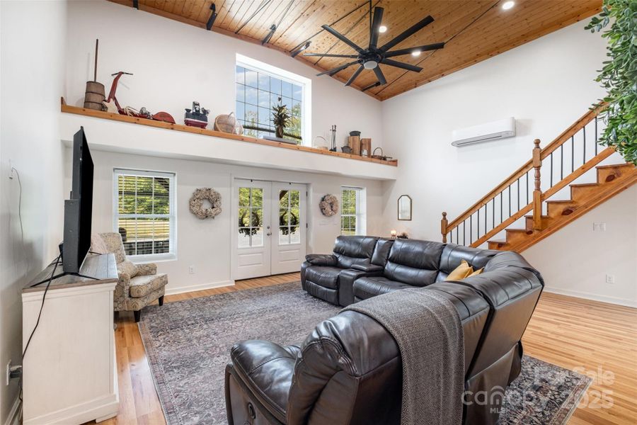 Welcome in to the natural light and open floorplan