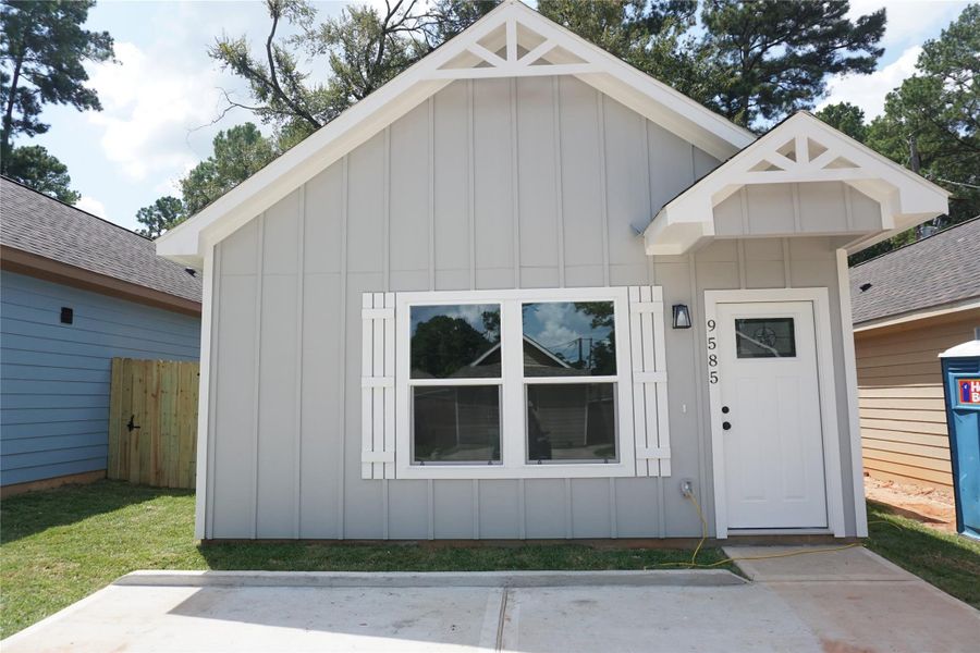 Exterior details and patio area of a home in , Willis (Image 16).