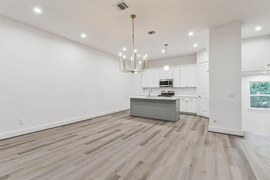 Spacious, unfurnished interior of a new home in , Houston (Image 26).