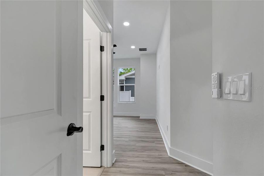 Spacious, unfurnished interior of a new home in , Plant City (Image 24).