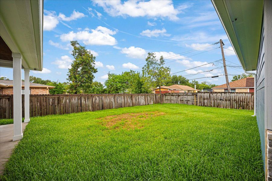 Exterior details and patio area of a home in , Baytown (Image 4).