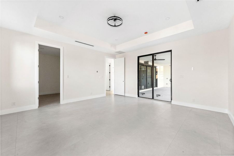 Spacious, unfurnished interior of a new home in , Coconut Creek (Image 24).