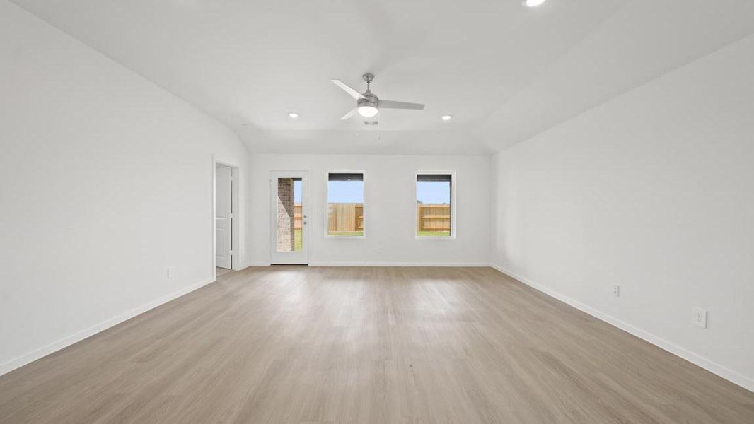 Spacious, unfurnished interior of a new home in Sunterra Lakes, Brookshire (Image 25).