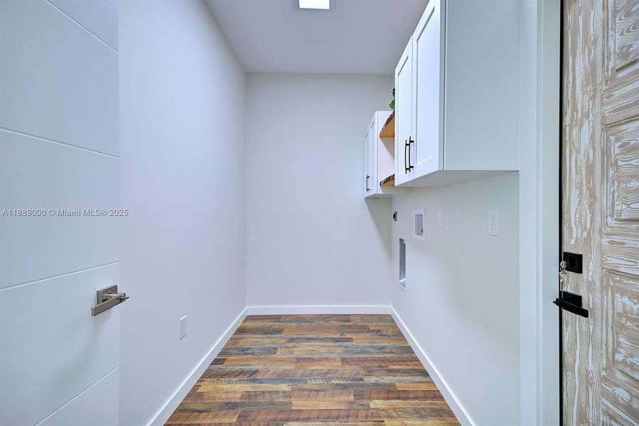 Spacious, unfurnished interior of a new home in , Sebring (Image 16).