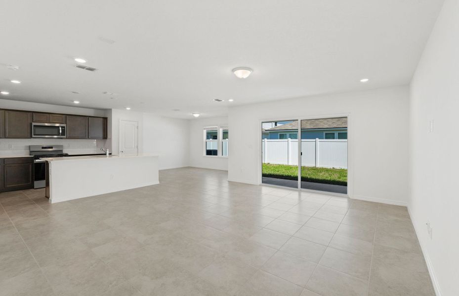 Spacious, unfurnished interior of a new home in Wells Landing, Jacksonville (Image 18).