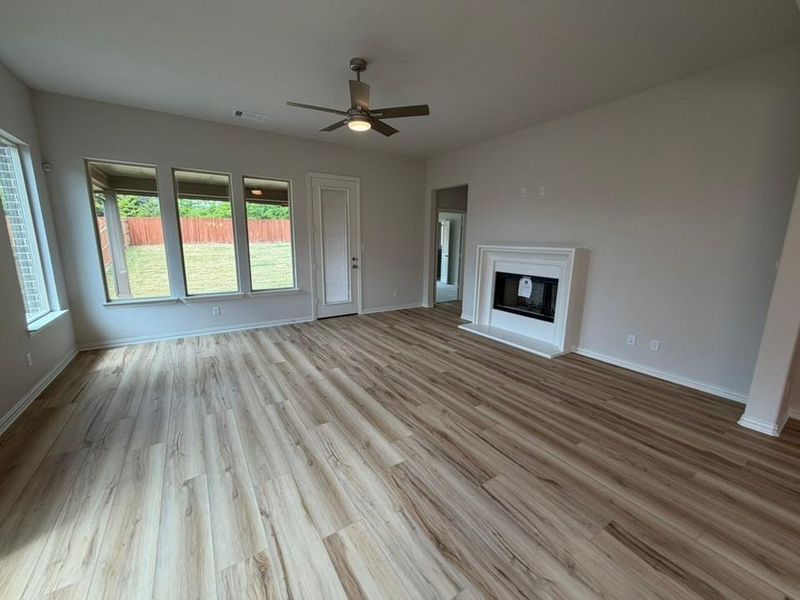 Spacious, unfurnished interior of a new home in Waterford Park, Weatherford (Image 9).
