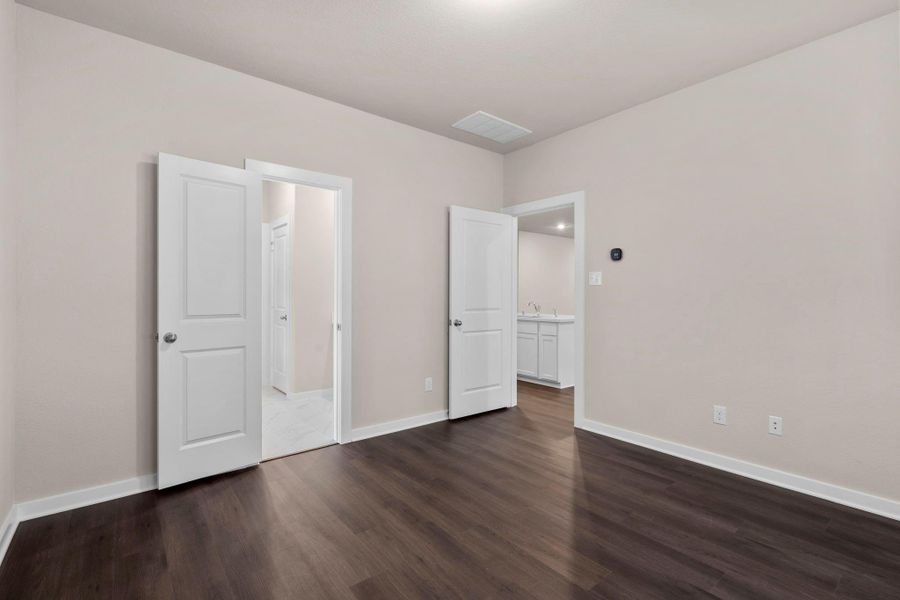 Spacious, unfurnished interior of a new home in Westridge Cove 50', Panorama Village (Image 18).