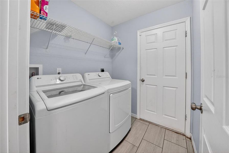 Furnished interior view inside a new home in , Dunnellon (Image 17).