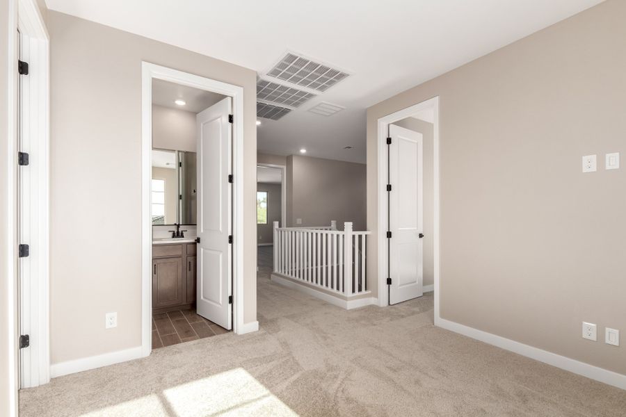 Spacious, unfurnished interior of a new home in Rialta, Mesa (Image 9).