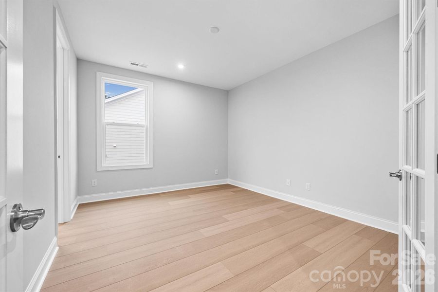 Spacious, unfurnished interior of a new home in Handsmill on Lake Wylie, York (Image 16).