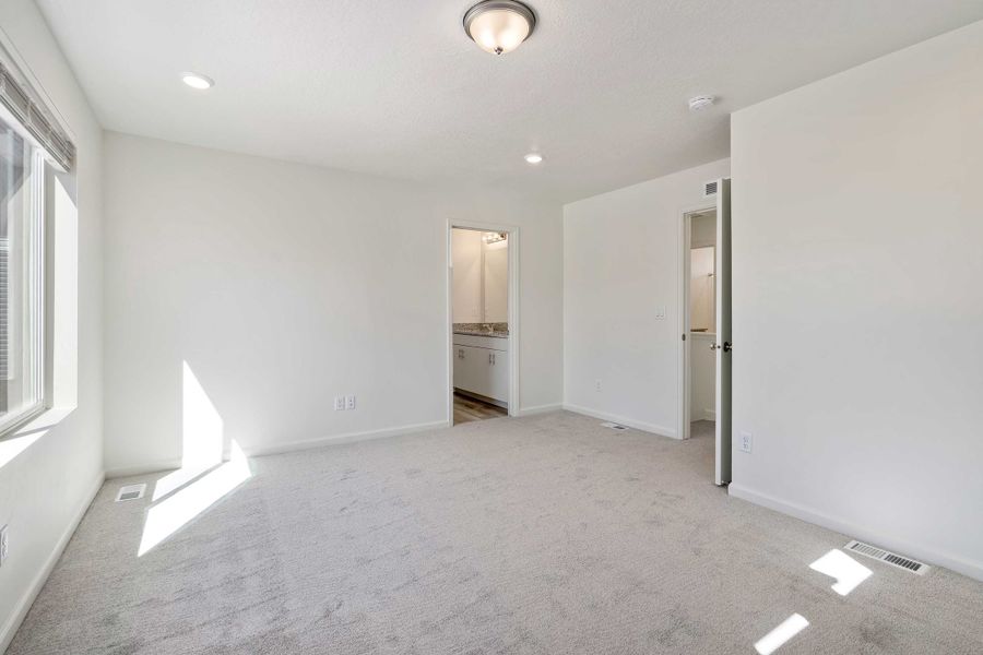 Spacious, unfurnished interior of a new home in Reunion, Commerce City (Image 19).