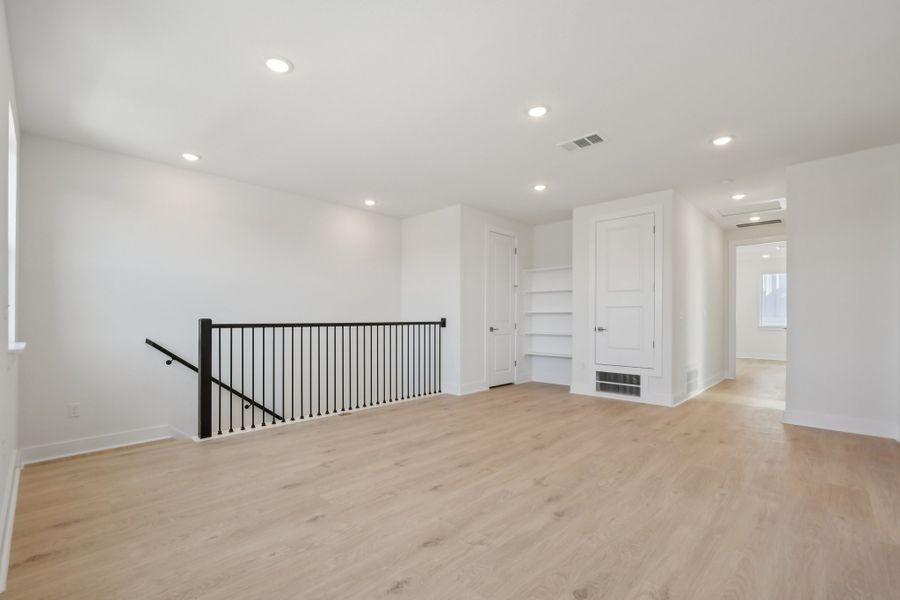 Spacious, unfurnished interior of a new home in Foxfield, Austin (Image 37).
