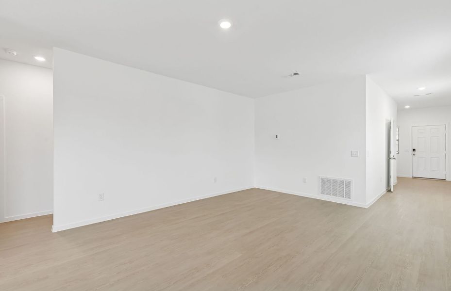 Spacious, unfurnished interior of a new home in Mavera, Conroe (Image 18).