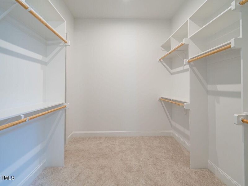 020-1280x960-closet