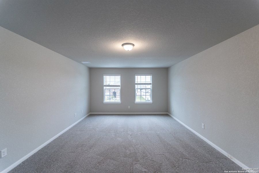 Spacious, unfurnished interior of a new home in Cloud Country, New Braunfels (Image 10).