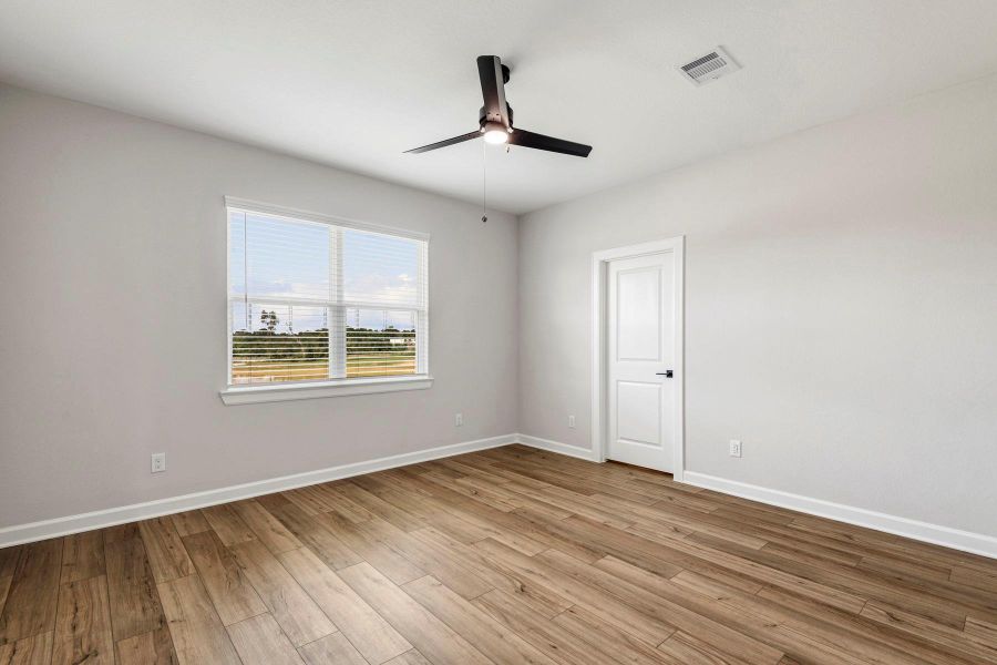 Spacious, unfurnished interior of a new home in Sweetwater Ridge, Conroe (Image 17).