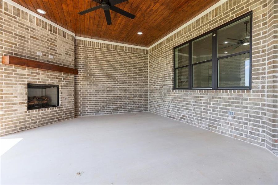 Exterior details and patio area of a home in , Lindale (Image 4).