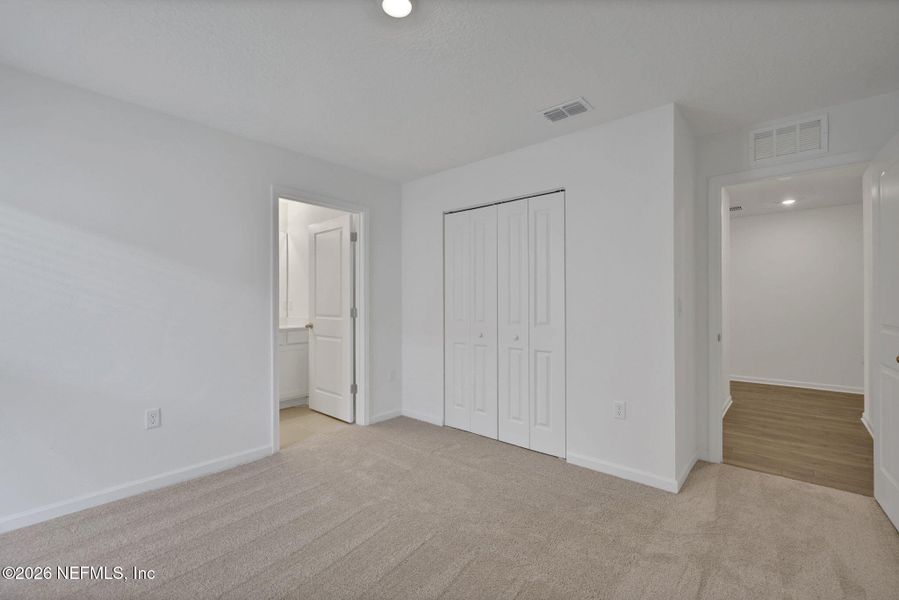 Spacious, unfurnished interior of a new home in Diamond Springs, Jacksonville (Image 27).