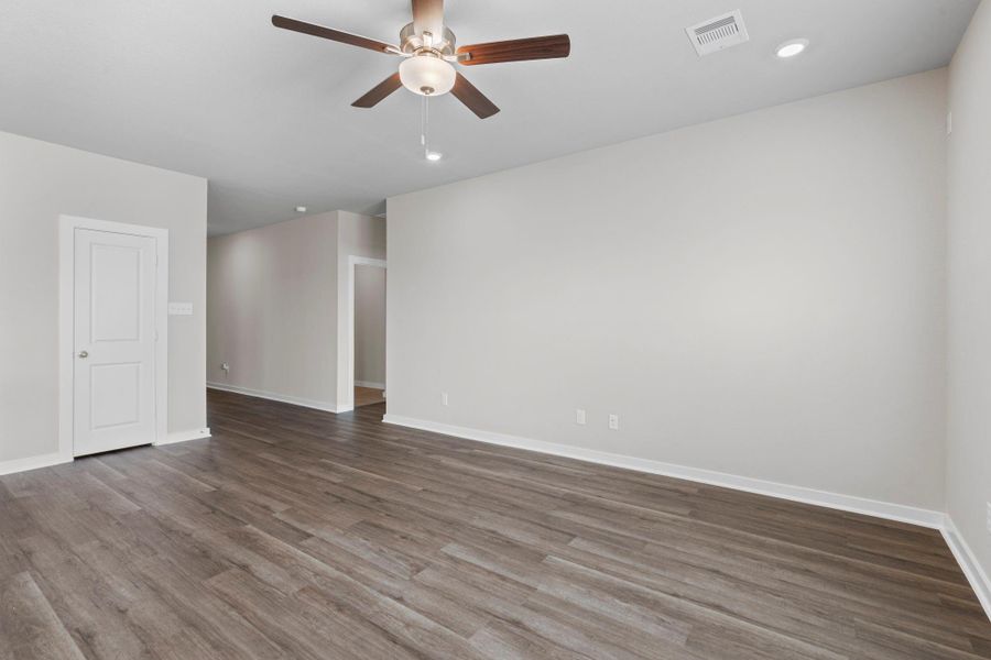 Spacious, unfurnished interior of a new home in River Ranch Trails, Dayton (Image 11).