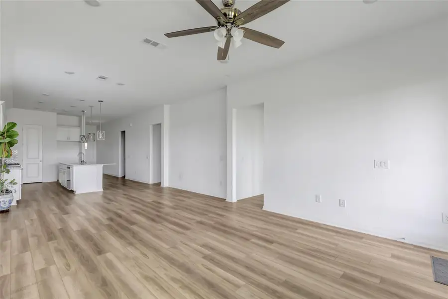 Spacious, unfurnished interior of a new home in , Tomball (Image 36). Spacious, unfurnished interior of a new home in , Tomball (Image 36).