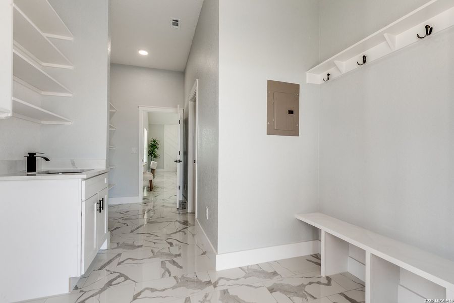 Spacious, unfurnished interior of a new home in , Atascosa (Image 21).