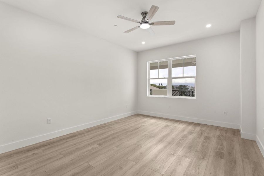 Spacious, unfurnished interior of a new home in , Tierra Verde (Image 24).