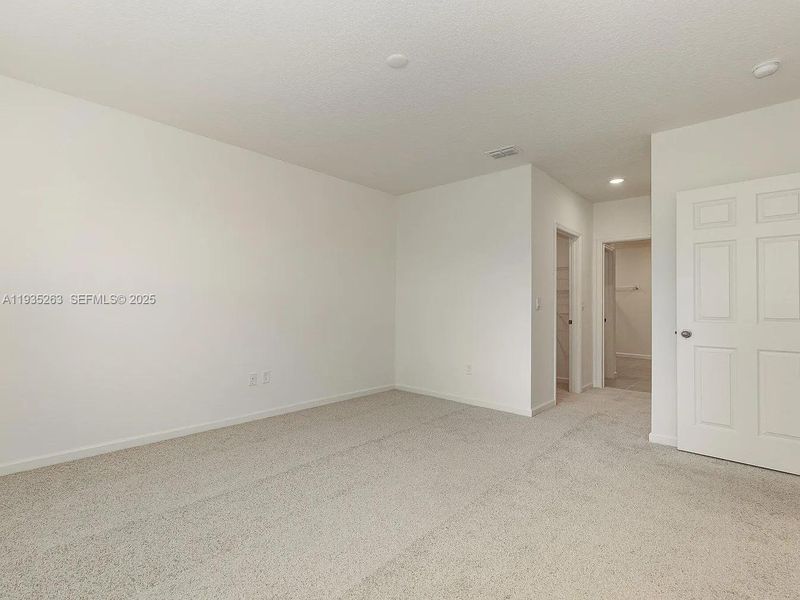 Spacious, unfurnished interior of a new home in , Fort Pierce (Image 10).