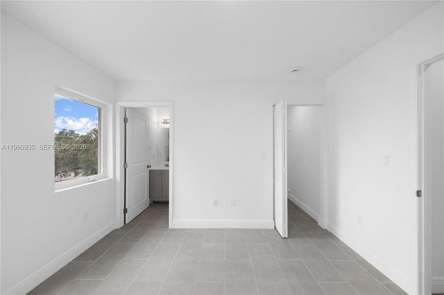 Spacious, unfurnished interior of a new home in , Miami (Image 18).