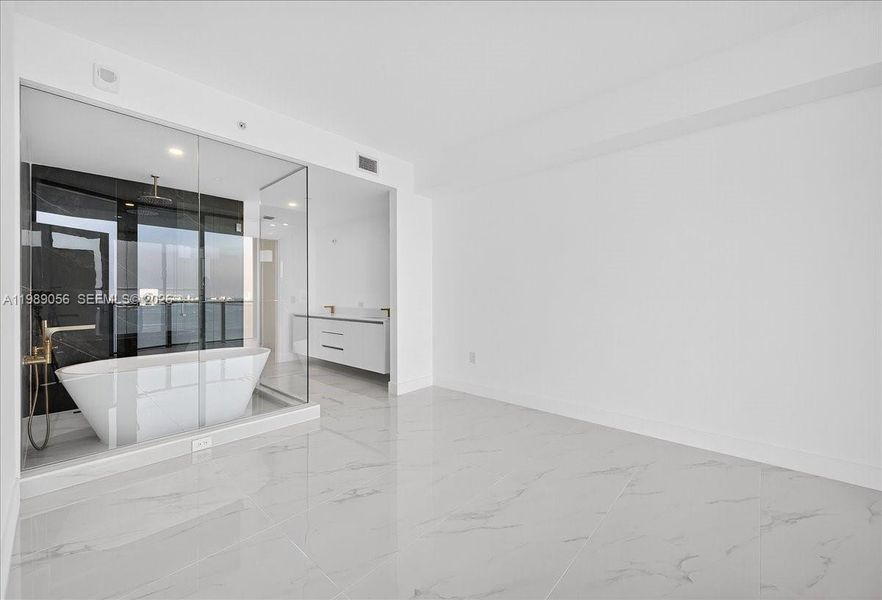 Spacious, unfurnished interior of a new home in , Miami (Image 26).
