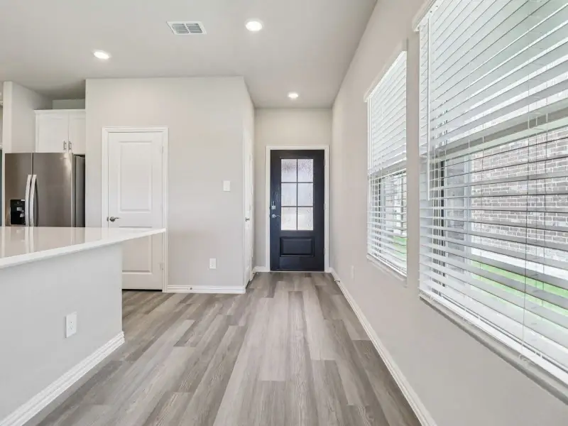 Spacious, unfurnished interior of a new home in Southridge, Princeton (Image 10).