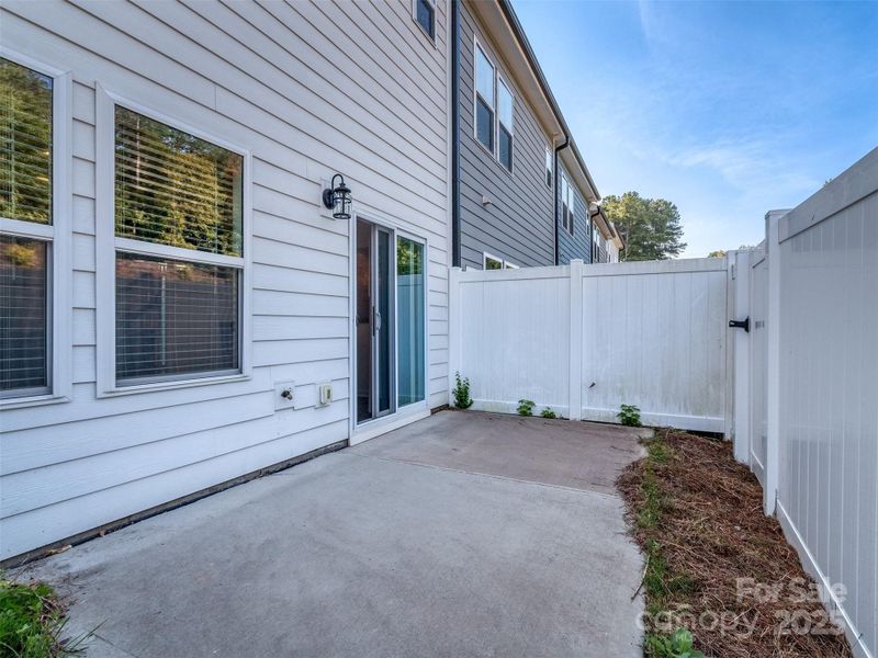 Privacy fenced pario