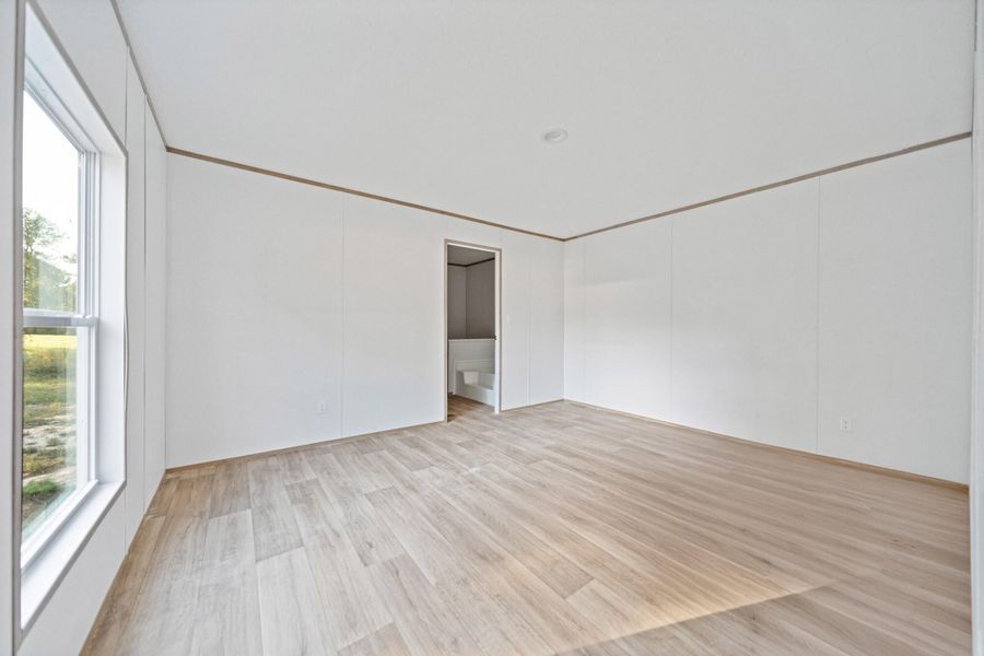 Spacious, unfurnished interior of a new home in , St. Matthews (Image 7).