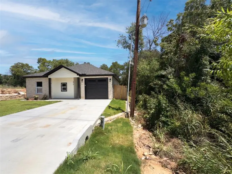 Front exterior of a new home in , Granbury, TX, highlighting curb appeal (Image 19). Front exterior of a new home in , Granbury, TX, highlighting curb appeal (Image 19).