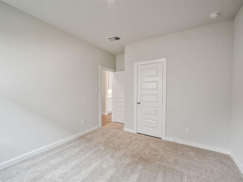 Spacious, unfurnished interior of a new home in Caney Creek Place, Conroe (Image 29).