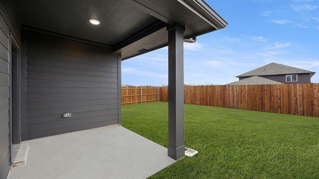 25. 1733 Edgeway - Patio