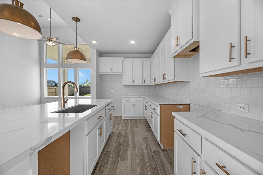 Representative image. Features, selections and colors may vary.