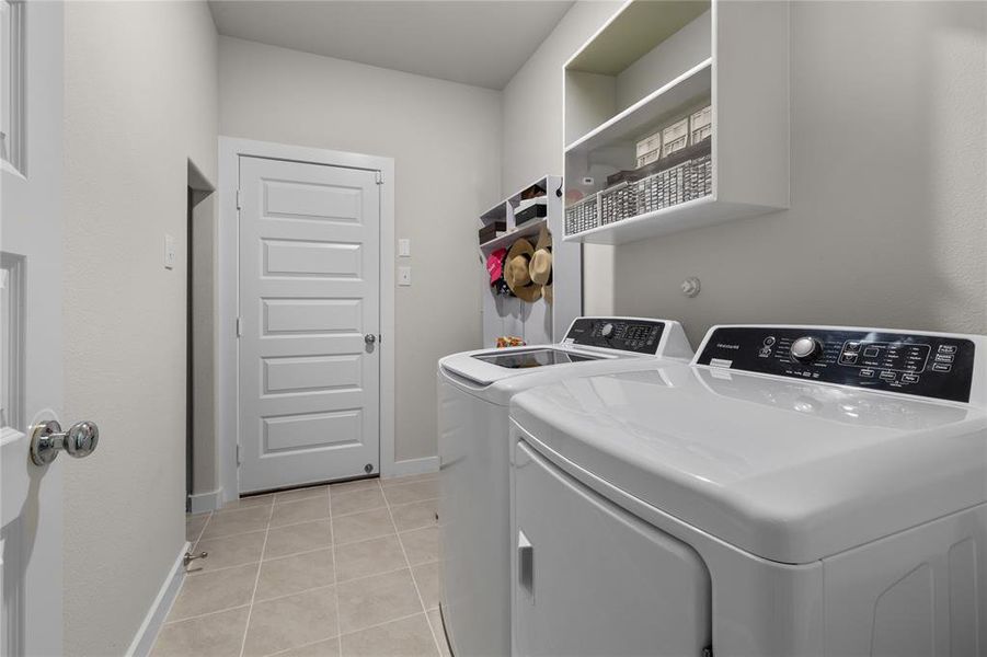 Furnished interior view inside a new home in LakePointe, Lavon (Image 27).