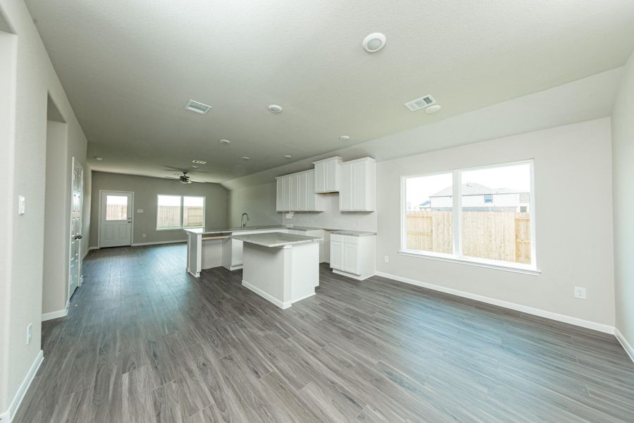 Spacious, unfurnished interior of a new home in River Ranch, Dayton (Image 14).