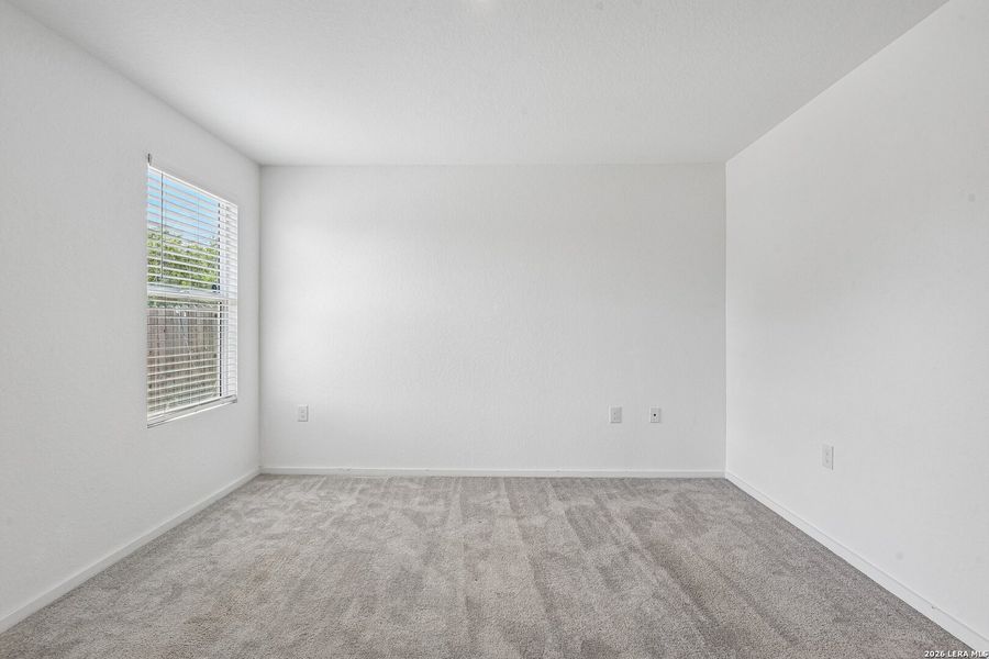 Spacious, unfurnished interior of a new home in Valle Sol, Von Ormy (Image 14).