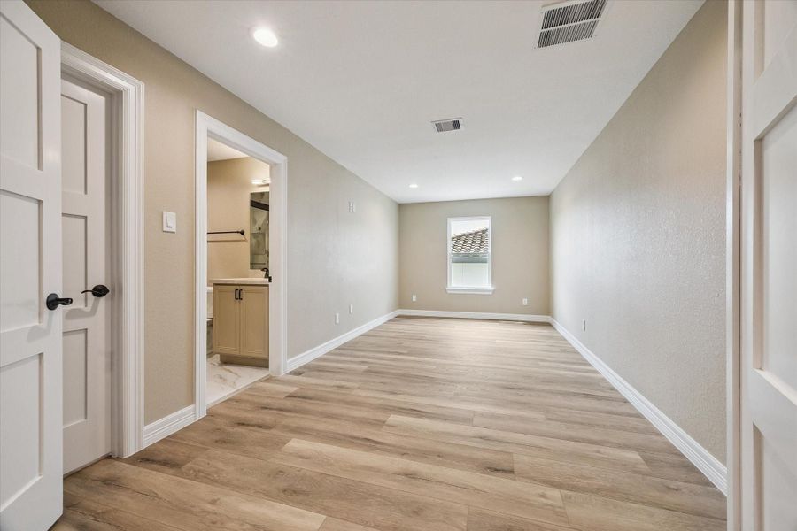 Spacious, unfurnished interior of a new home in , Kemah (Image 35).