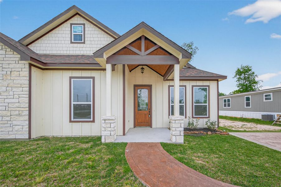 Exterior details and patio area of a home in , Huffman (Image 3).