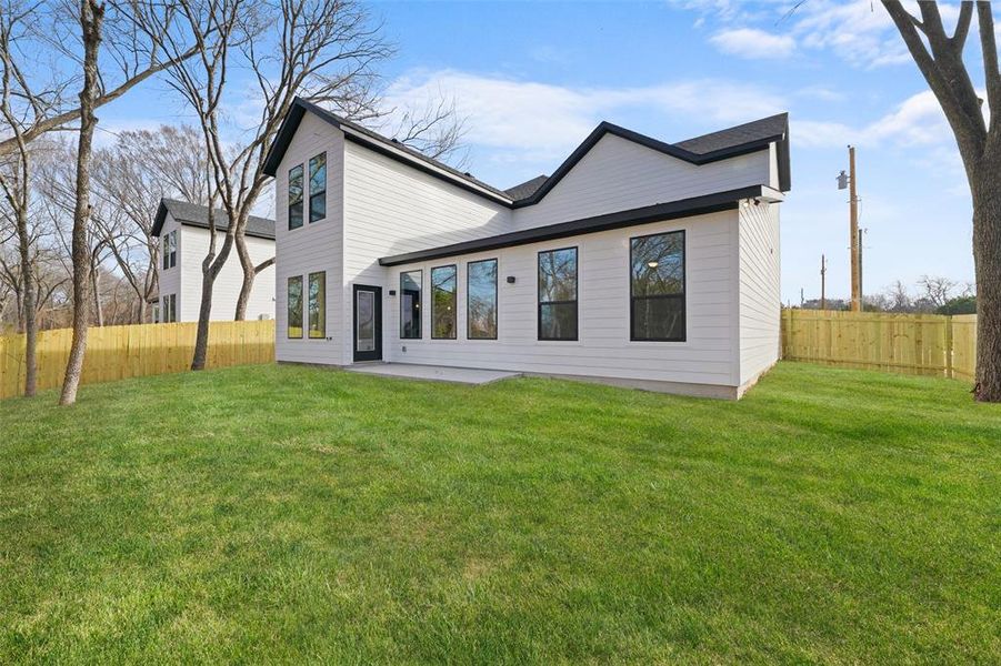 Exterior details and patio area of a home in , Glenn Heights (Image 4).