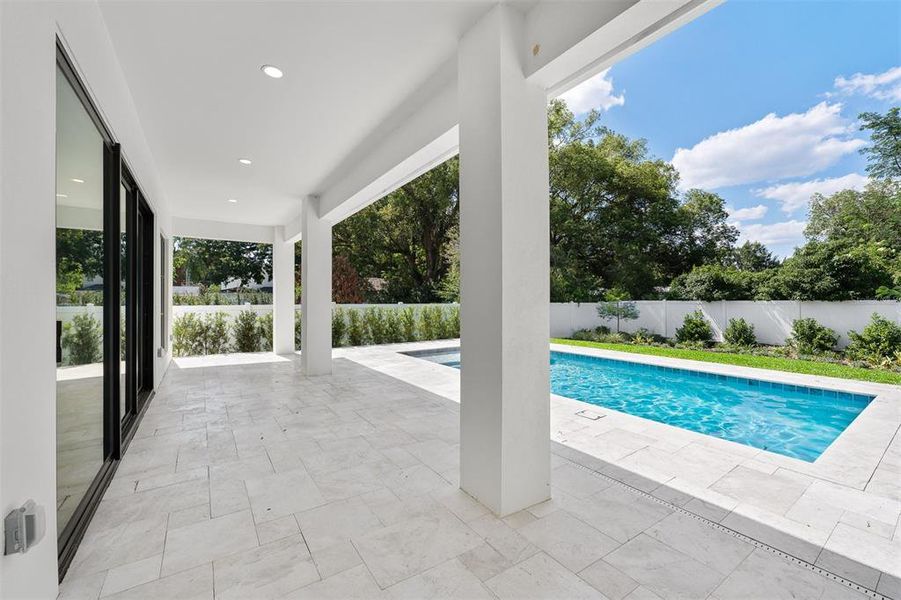 Exterior details and patio area of a home in College Park, Orlando (Image 28).