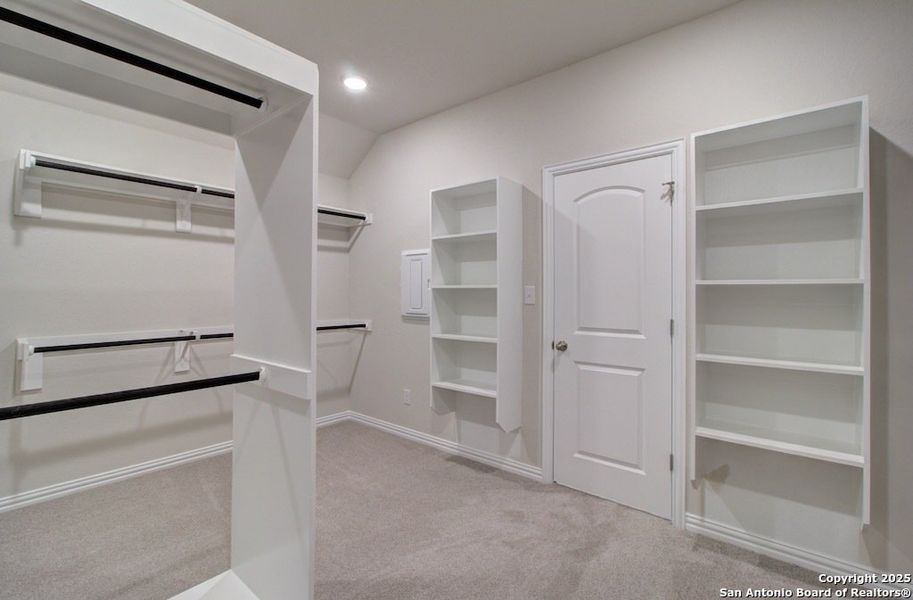 Spacious, unfurnished interior of a new home in Dauer Ranch, New Braunfels (Image 20). Spacious, unfurnished interior of a new home in Dauer Ranch, New Braunfels (Image 20).