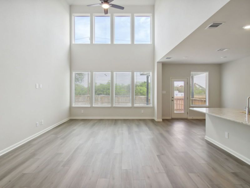 Spacious, unfurnished interior of a new home in Arcadia Ridge - Classic Series, San Antonio (Image 9).