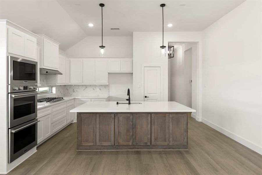 06. 1031 Gracious - Kitchen