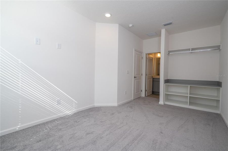 Spacious, unfurnished interior of a new home in , Orlando (Image 51).
