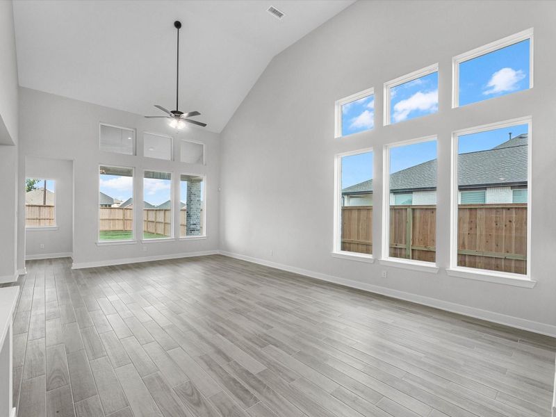 Spacious, unfurnished interior of a new home in Sienna, Missouri City (Image 11).
